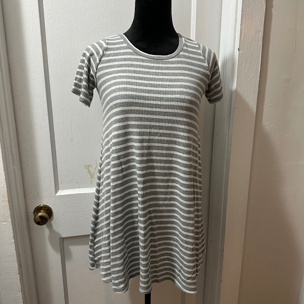 Newbury Kustom Grey and White Ribbed Short Sleeve Topā in S